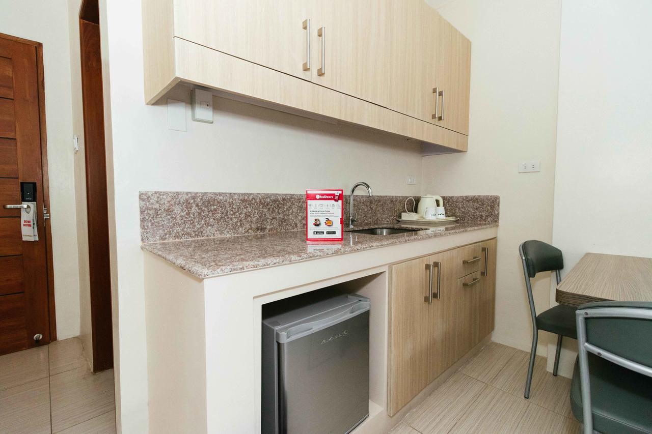 Reddoorz Premium @ Sampaloc Makati Hotel Makati City Exterior photo